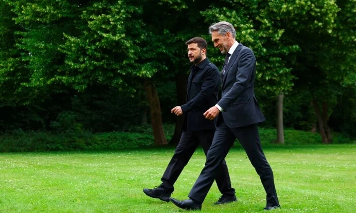 Дизайнер Зеленского пояснил, почему президент снова носит костюмы