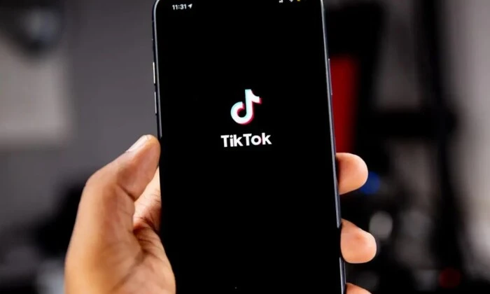 Логотип TikTok на фоне флагов США и Китая