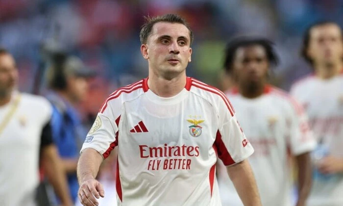 Турецький футболіст святкує голи на полі