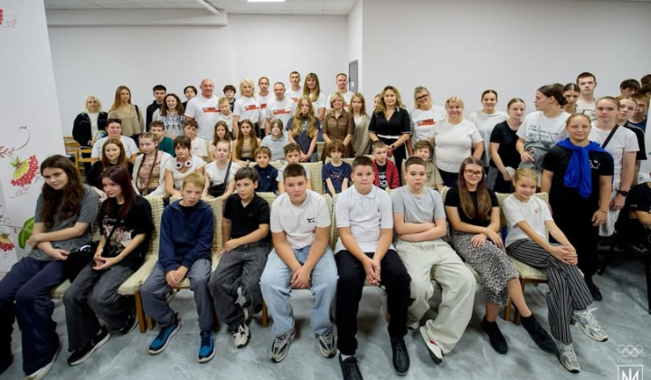Діти та спортсмени на Олімпійському куточку