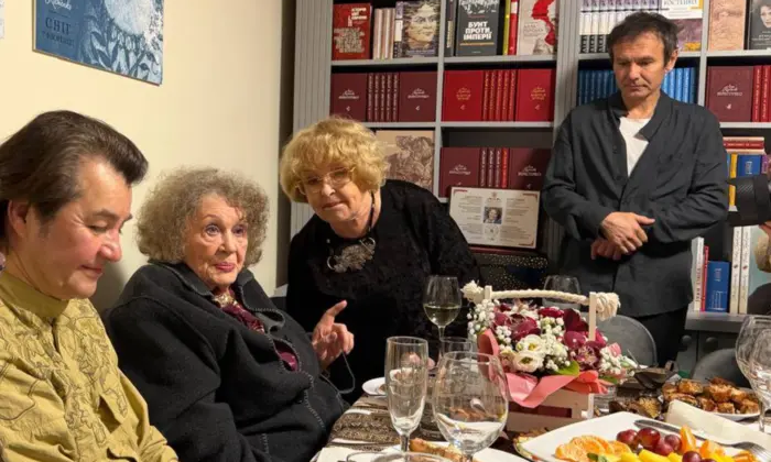 Ліна Костенко на юбилей 96 лінія