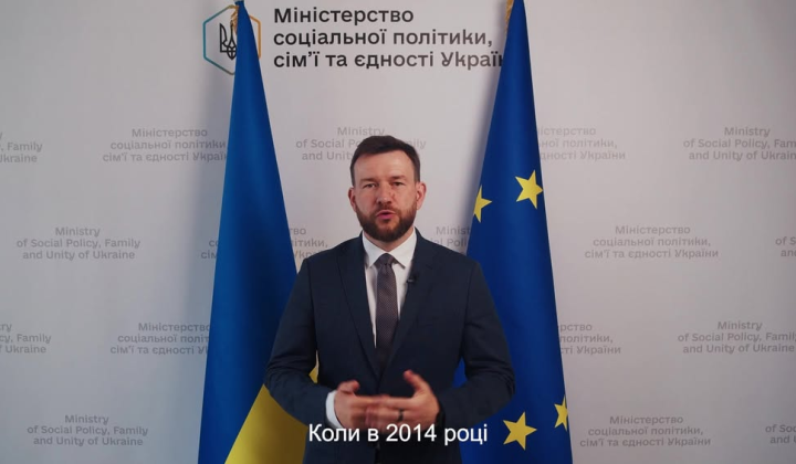 Дівчина допомагає людині у потребі