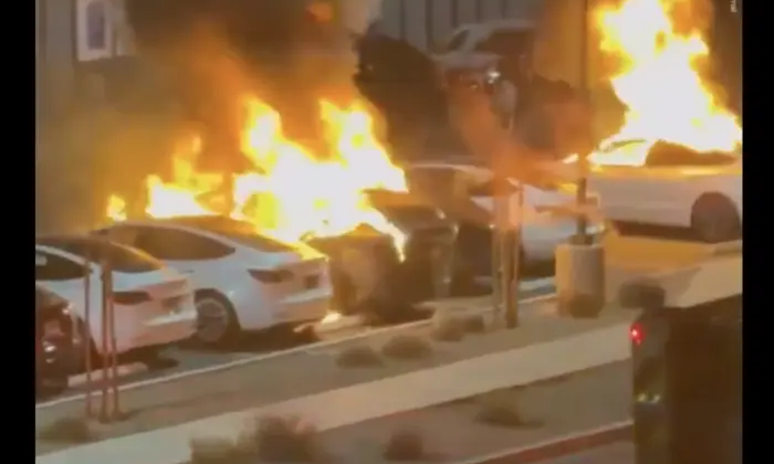 Американцы сжигают американские автомобили Tesla