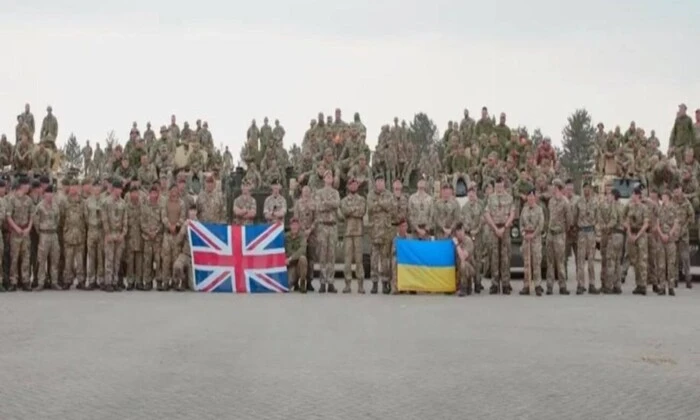 Українські бійці на британській процесії