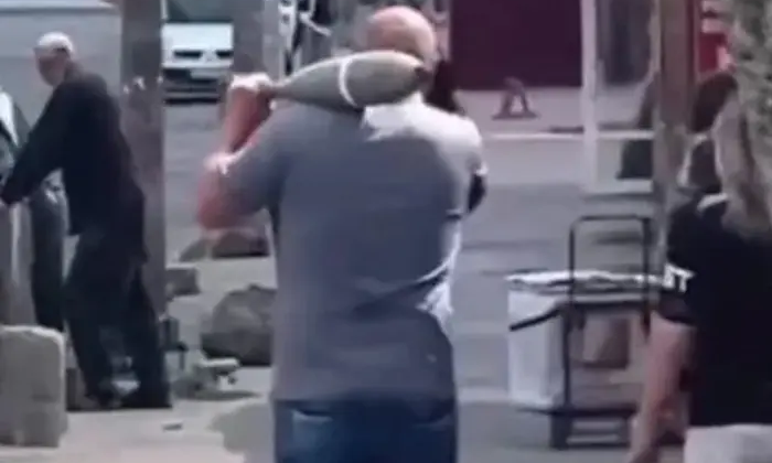 Мужчина с миной в городе