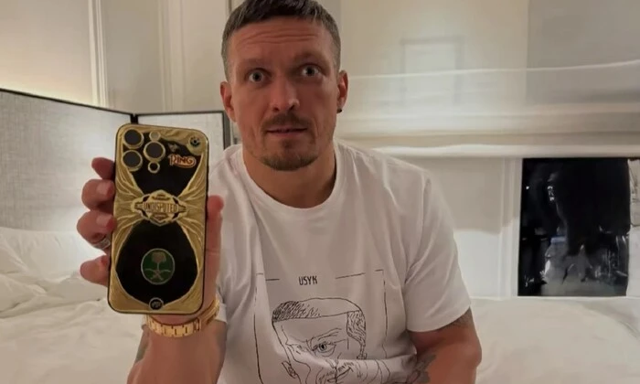 Усик с золотым iPhone в руках