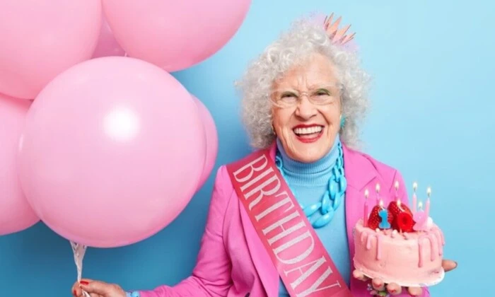 Дівчина біля віконця з книгою