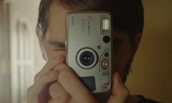 Молодь фотографується на старій фотокамері