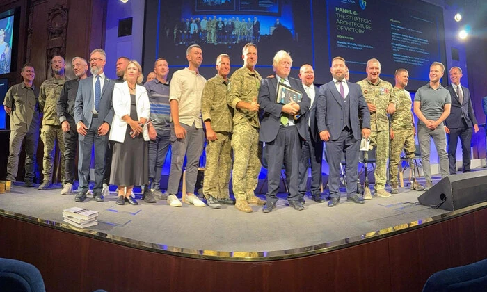 Борис Джонсон закликає дати Україні дозвіл бити по військових базах у Росії