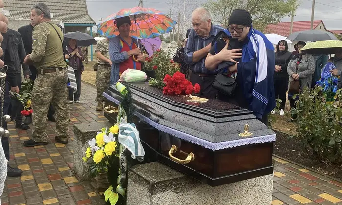 Священник блокує вхід в храм