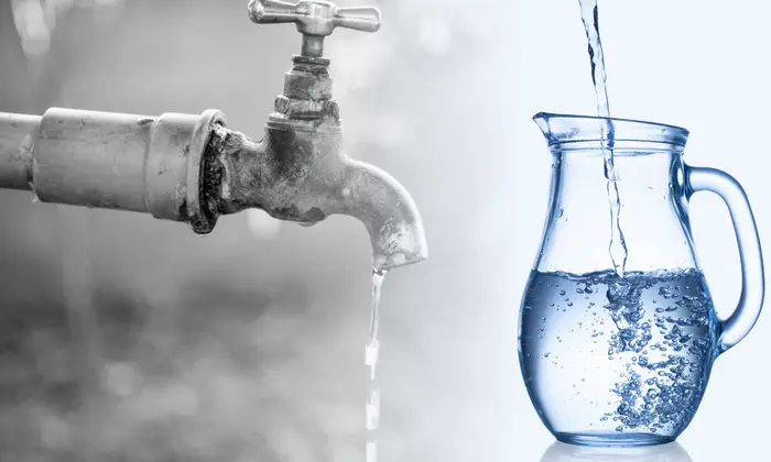 11 гробов, разбросанных в грязной воде