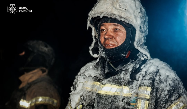 Фото рятувальника ДСНС, замерзлий лід