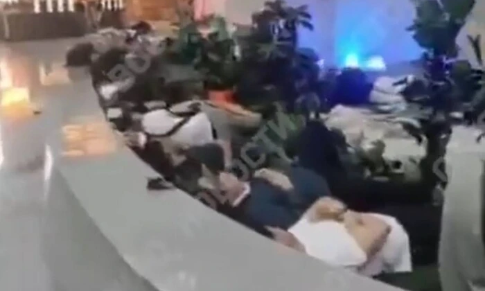Люди сплять на підлозі в аеропорту