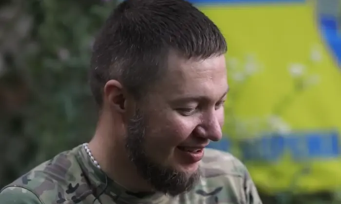 Боєць на передовій у руїнах