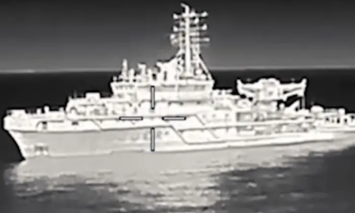 корабель Чорноморського флоту РФ на воді