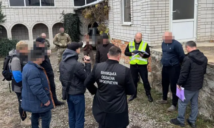 Депутата с подозрением изображено на картинке