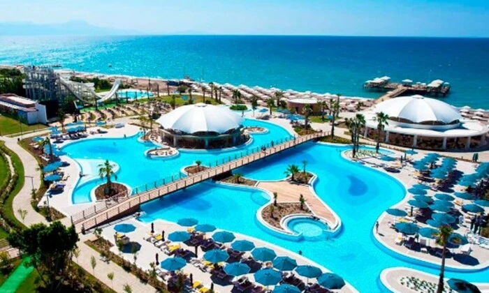 Люди в масках на відпочинку