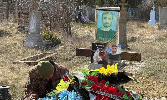 Литературный памятник Шевченко перед статуей скульптора