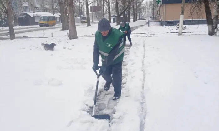 Снег засыпал Херсон (фото, видео)