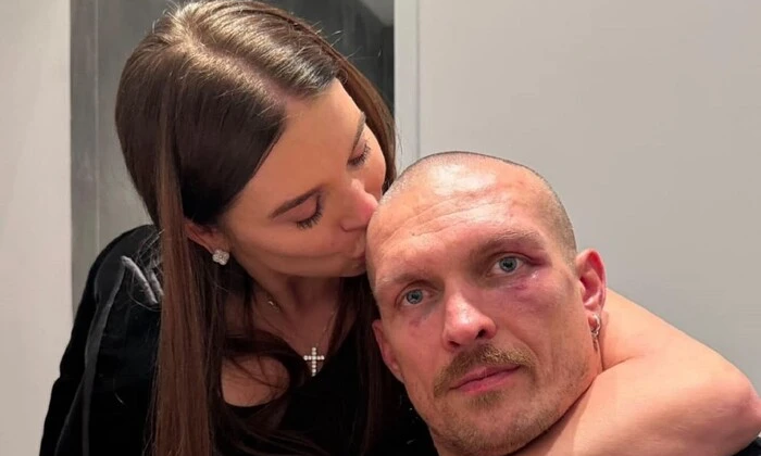 Жена Усика радостно поздравляет боксёра