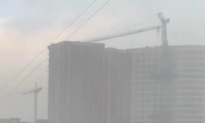 Впав будівельний кран у Києві