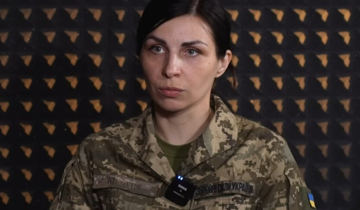 Мужчина отдает телефон для безопасности