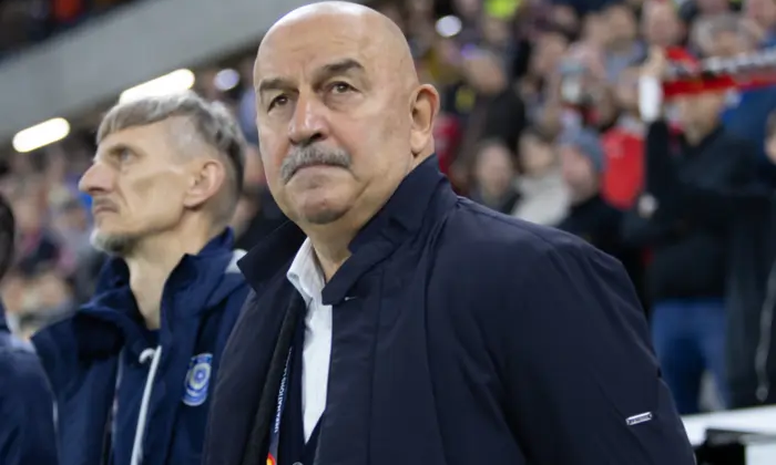 Російський тренер Черчесов на фото