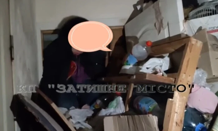 Бабушка перебралась в подъезд, квартира завалена мусором