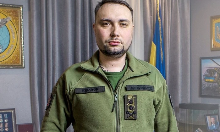 Буданов с микрофоном во время обращения