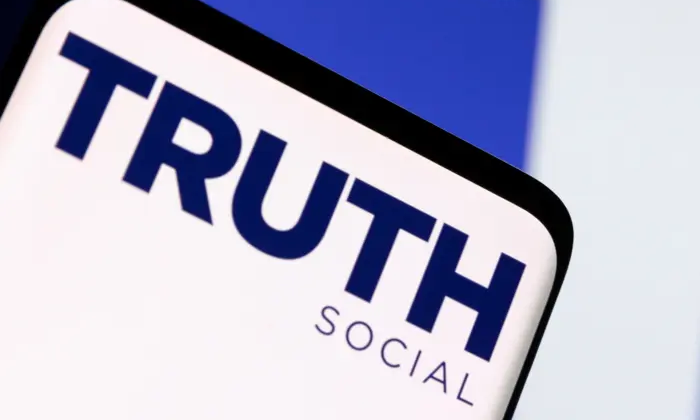 Логотипи Facebook та Twitter з забороненим знаком Трампа