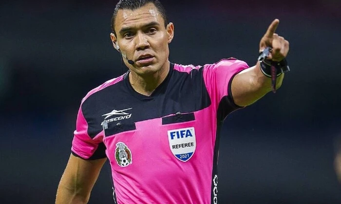 Арбітр з автографом у Мессі