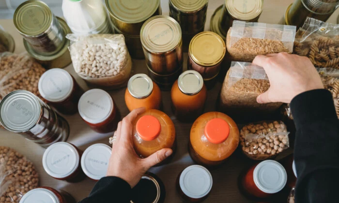 Запаси продуктів в Польщі швидко зберігають