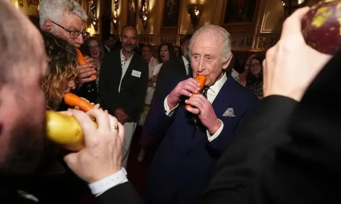 Король Чарльз грає на сопілці