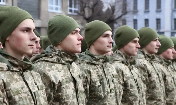 Молода людина з мегафоном та світлим майбутнім