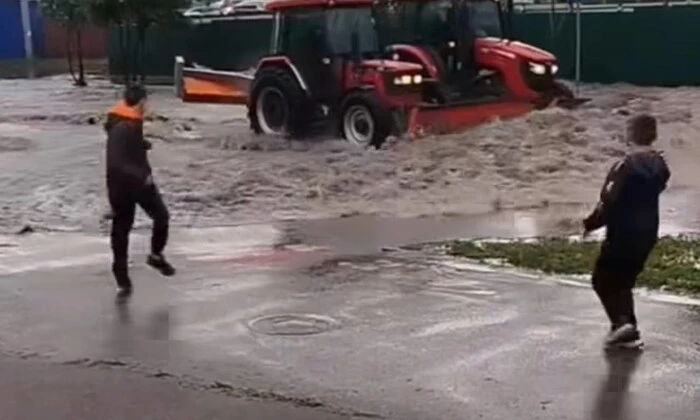 Бульдозери з Полтави борються з дощем