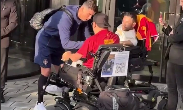 Роналду отделяется от болельщиков на инвалидных креслах