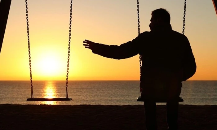 Жінка сидить у вікні, думає