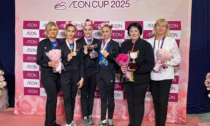 Українські гімнастки вітають росіянок на подіумі