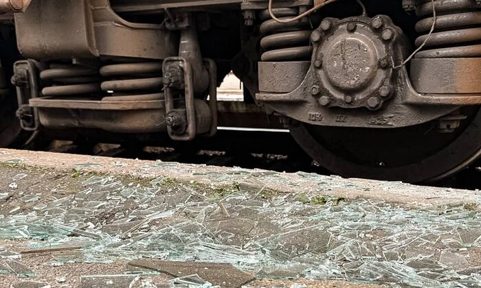 Пошкоджений вокзал і вагони в Сумах