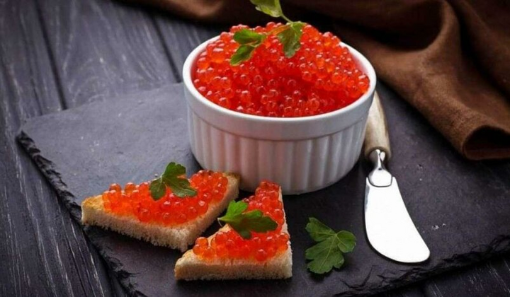 новорічний стіл з червоною ікрою