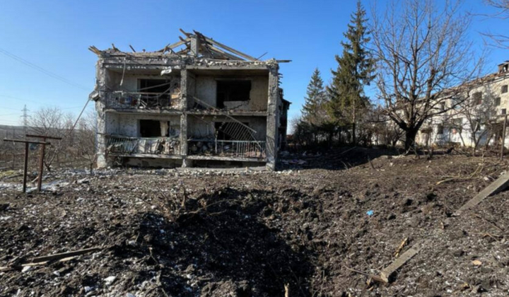 Представник Уряду України говорить на прес-конференції