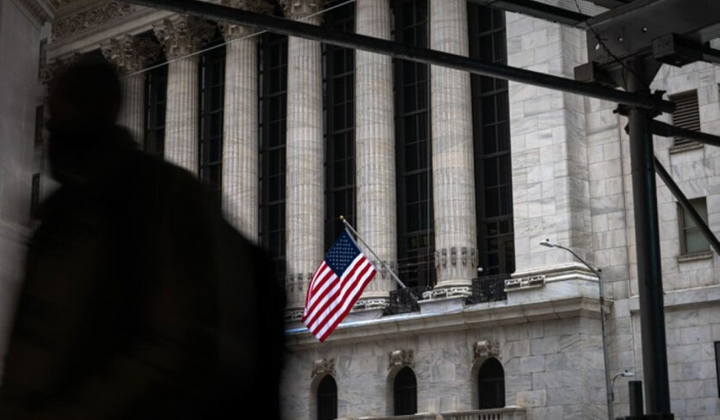 Логотип США и Украина на золотых монетах