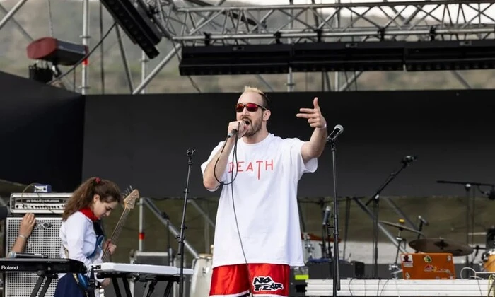 Співак з прапором РФ в Грузії