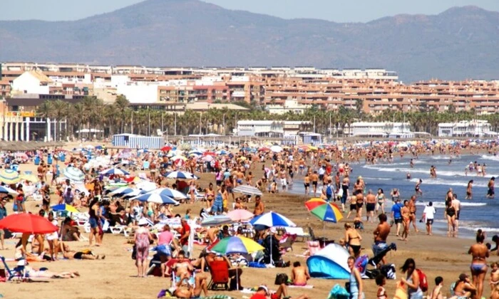 Пляж курортного міста Іспанії закрито