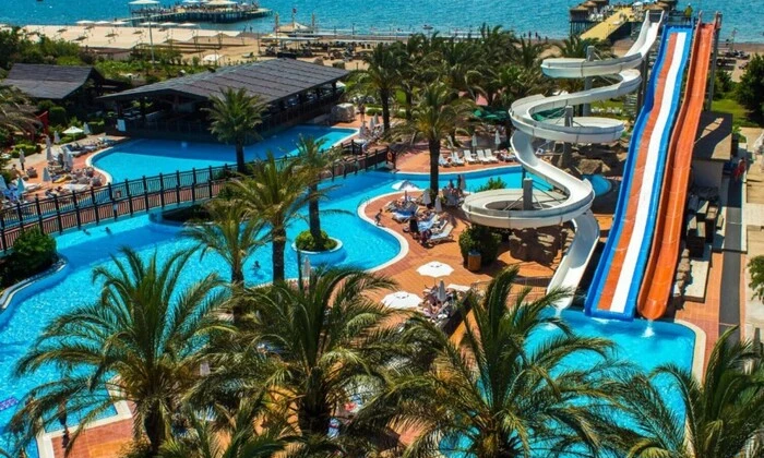 Порожні басейни в готелях Анталії