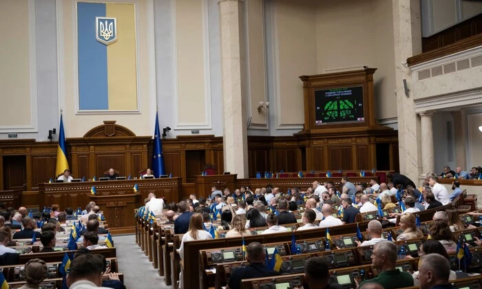 Група чоловіків обговорює виїзд за кордон