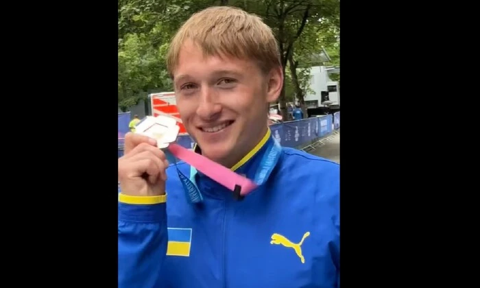 Флаг Украины на фоне золотых медалей