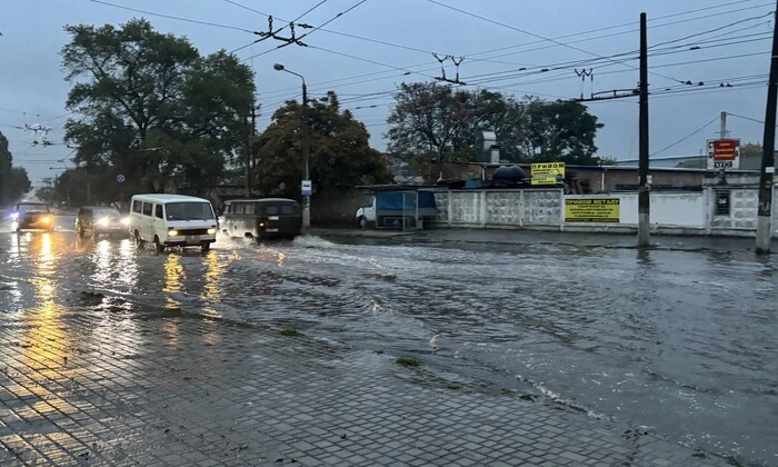 Місто Одеса під водою через дощ