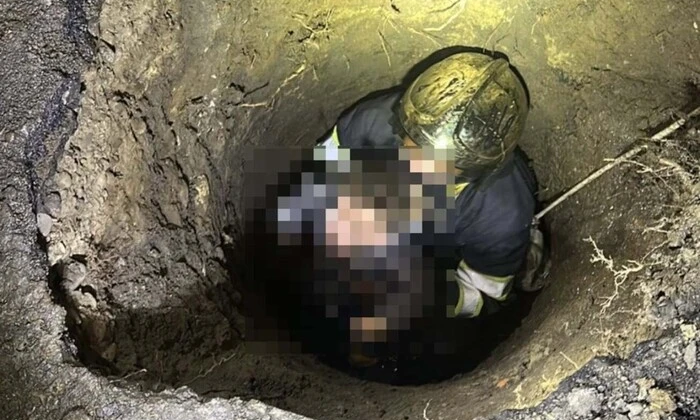 Дитина в каналізаційному колодязі