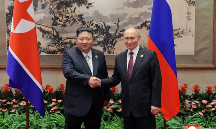 Путин и Ким Чен Ин на фоне новогодней елки